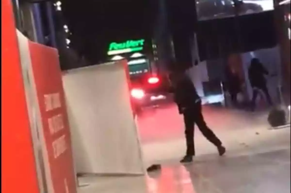 Un cotxe de lladres intenta robar un caixer automàtic del centre comercial La Maquinista de Barcelona. 18 de gener de 2021.