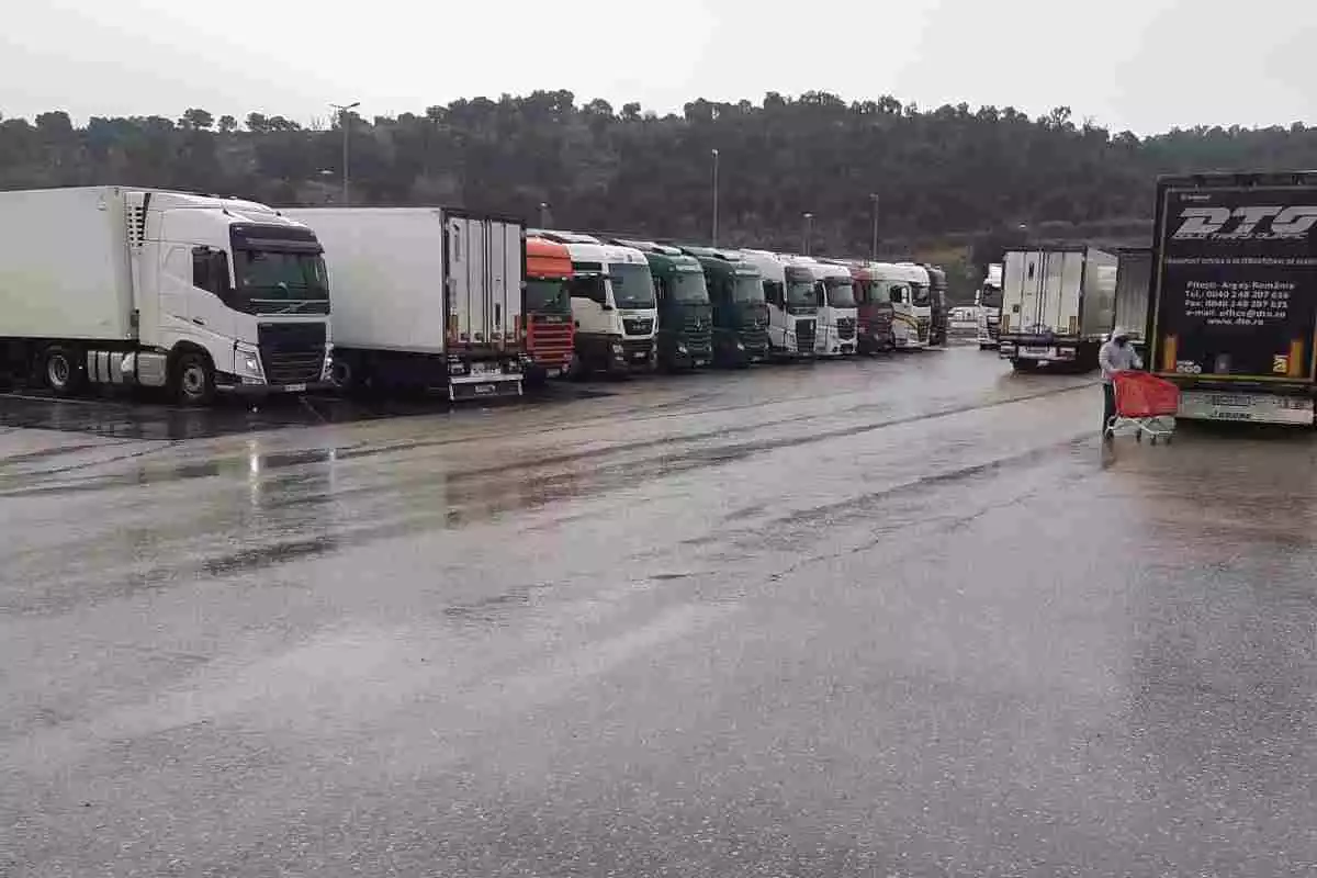 Un dels aparcaments de camions col·lapsats a la Jonquera el 9 de gener de 2020.