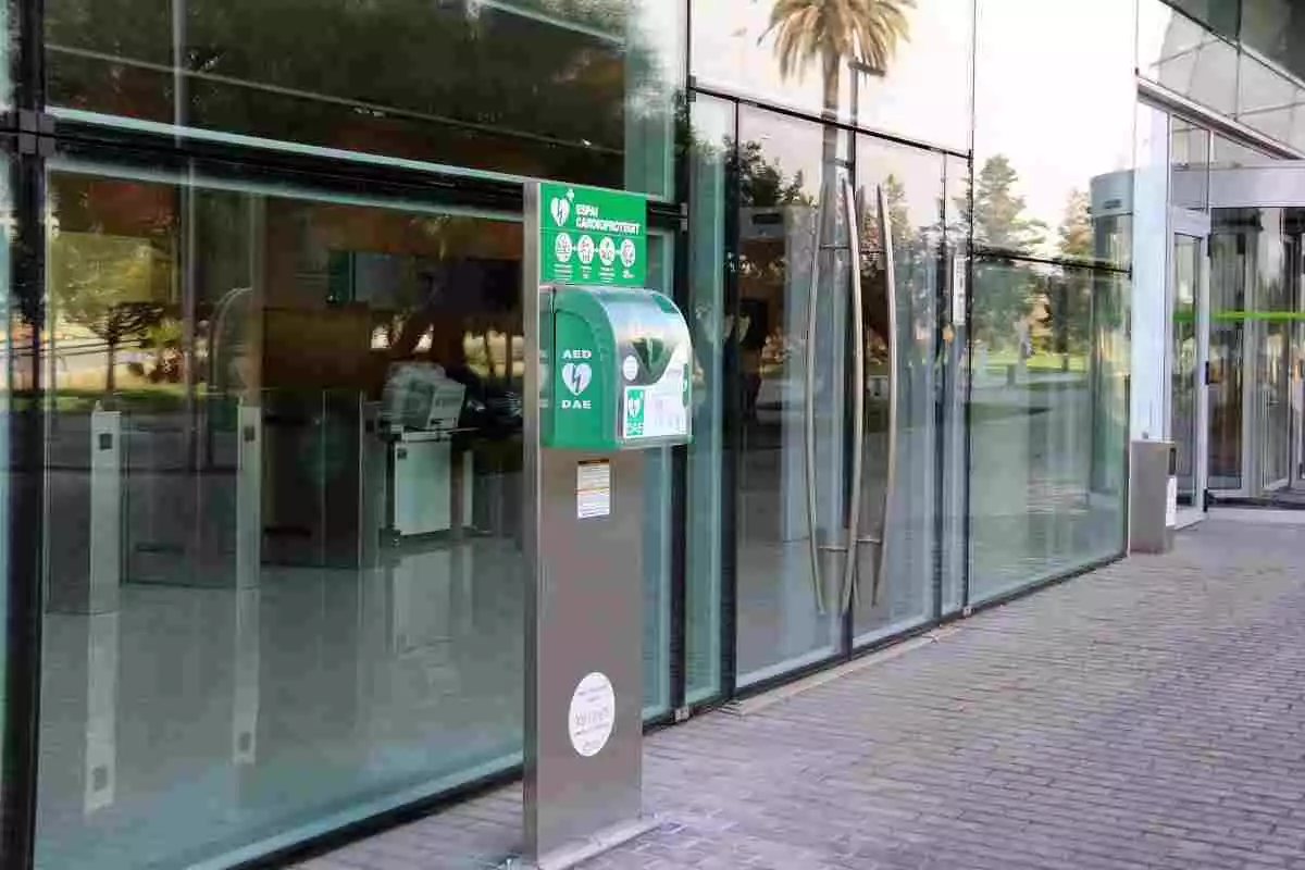 Un dels nou desfibril·ladors automàtics (DEA) que el Consorci de la Zona Franca de Barcelona ha instal·lat al polígon.