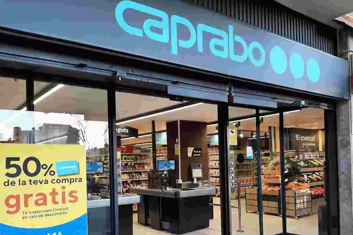 Un supermercat de la cadena Caprabo a Catalunya amb un cartell groc i ofertes