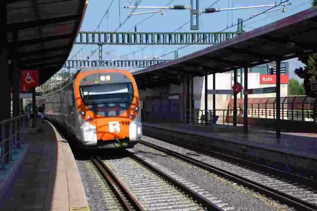 Un tren de Rodalies de Catalunya a l'estació de Sabadell Centre amb alguns passatgers