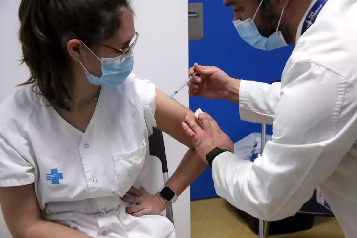 Una sanitària rep la vacuna a l'Hosptial de la Vall d'Hebron de Barcelona el dia de Reis