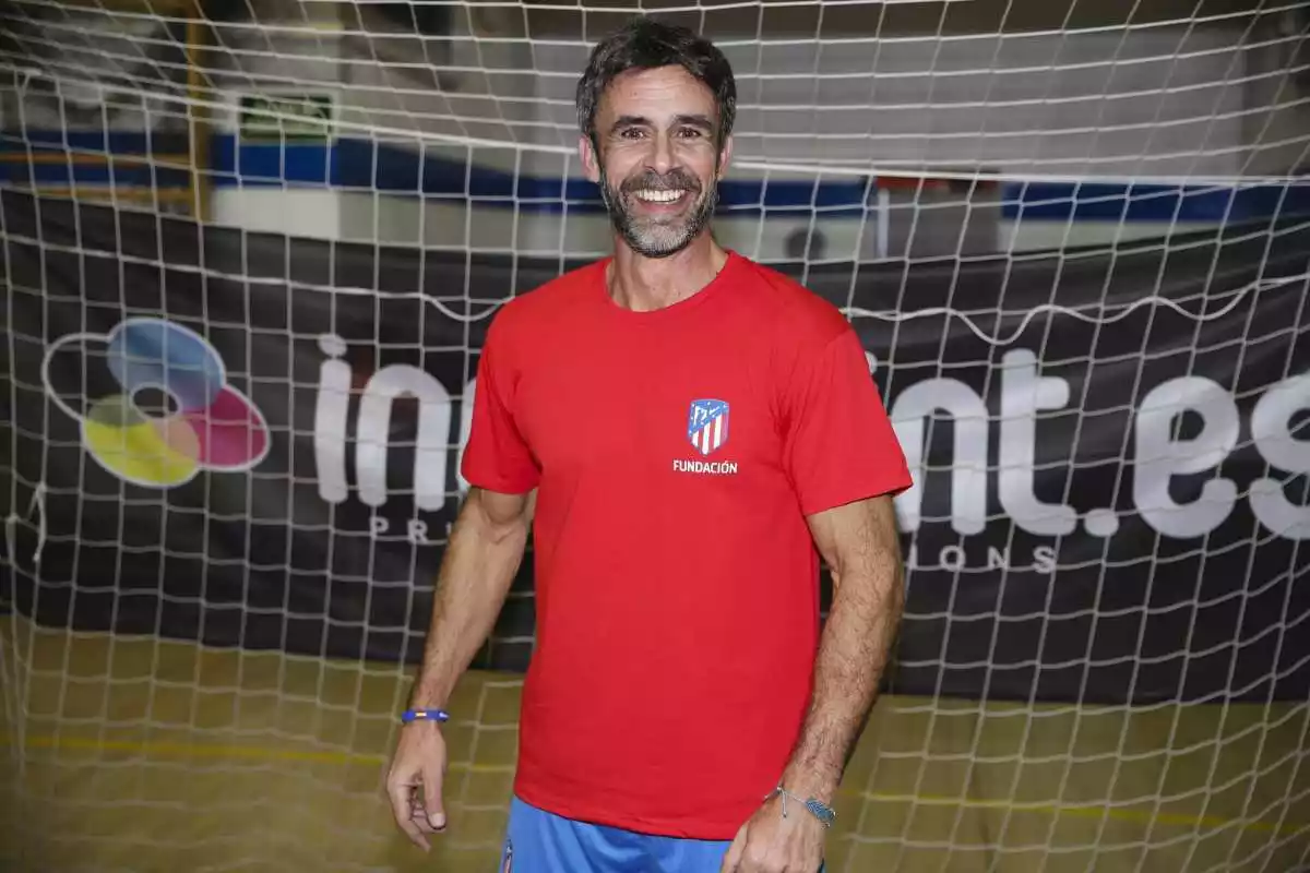 Alonso Caparrós amb una samarreta de futbol