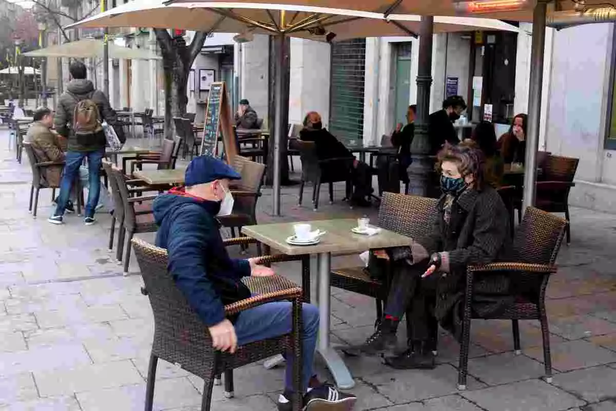 Clients esmorzant en una terrassa de la Rambla de Girona aquest 8 de febrer del 2021