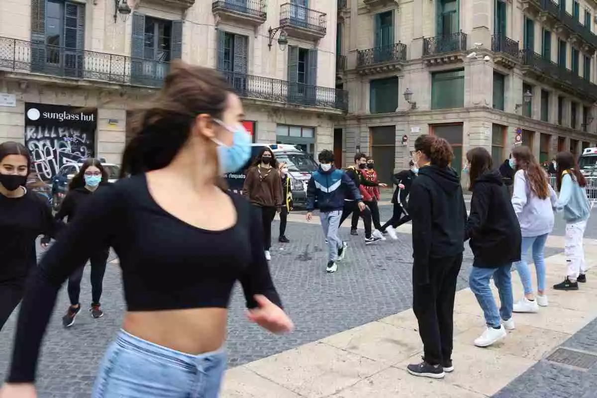 Diversos joves jugant a plaça Sant Jaume per reivindicar els esplais com a segurs. 20 de febrer de 2021.