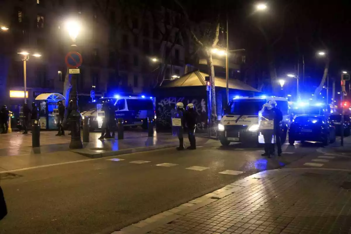 Efectius antidisturbis dels Mossos d'Esquadra durant una nit de manifestacions a Barcelona