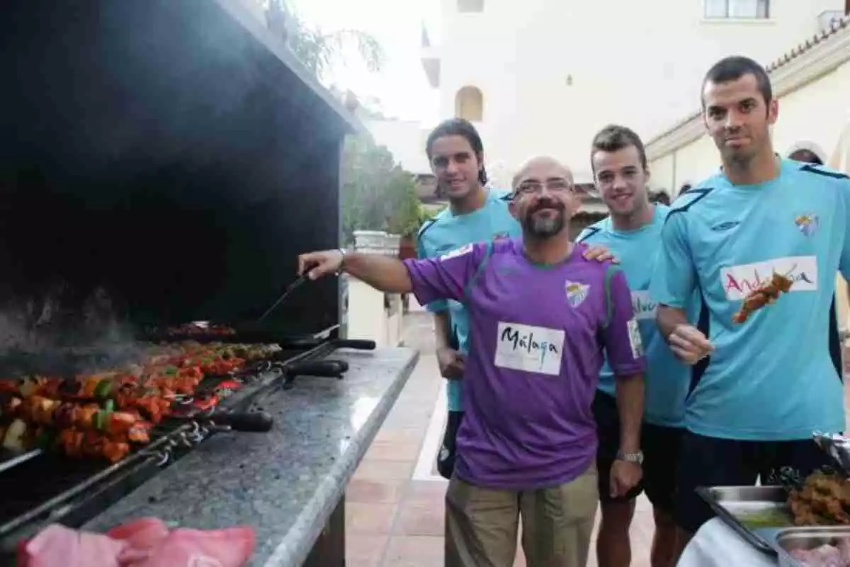 El conegut humorista malagueny, Manolo Doña, en una barbacoa amb jugadors del Málaga CF