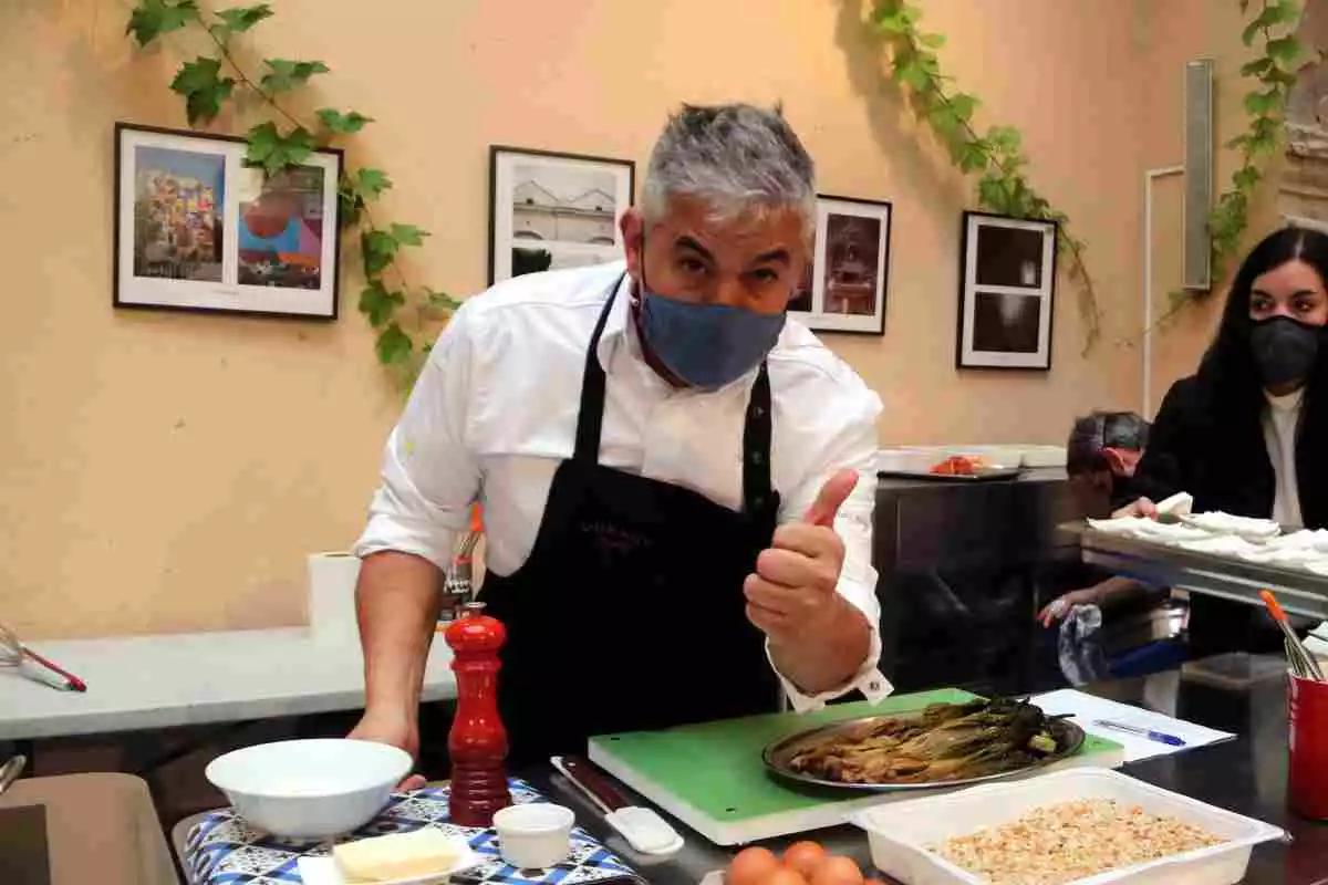 El xef Nandu Jubany minuts abans de l'inici del 'showcooking' fet en el marc de la Jornada Gastronòmica del Calçot a Valls