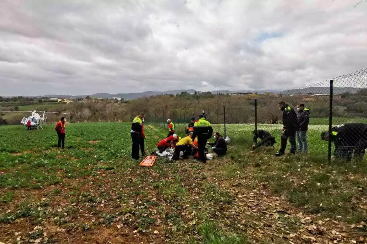 Els Bombers de la Generalitat atenent l'home de 95 anys desaparegut a Banyoles