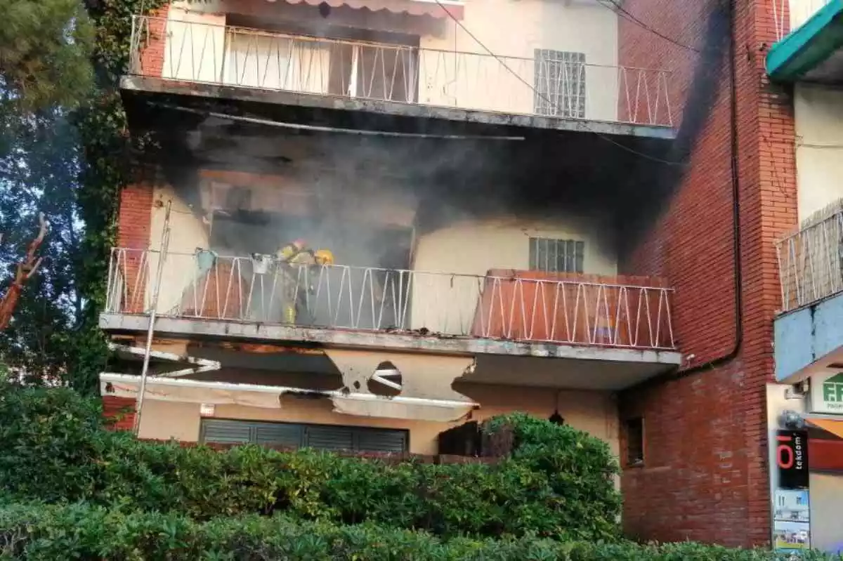 Els Bombers treballant en l'incendi d'un pis de Castelldefels