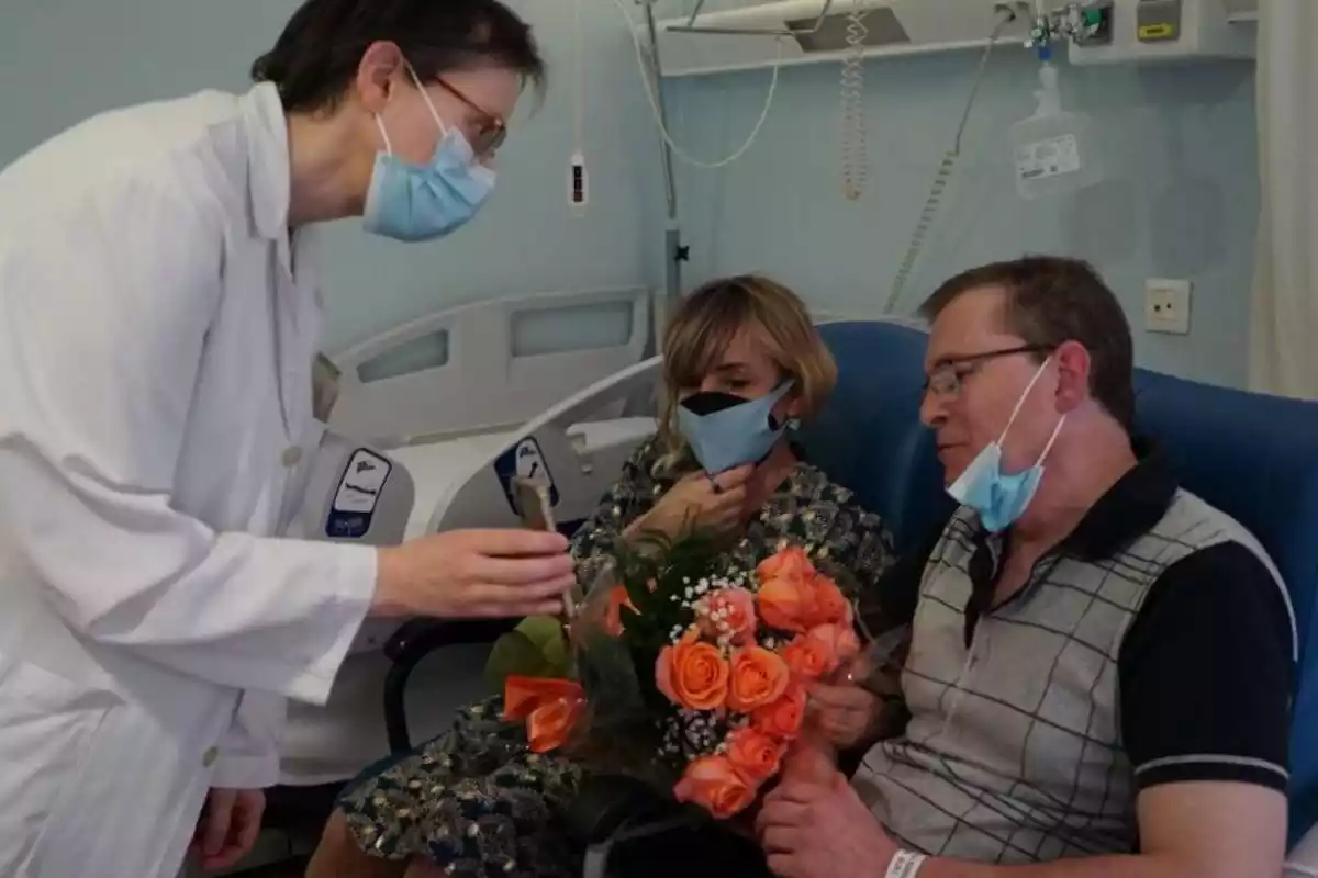 Fotografia del casament telemàtic de la parella de Vigo en un hospital