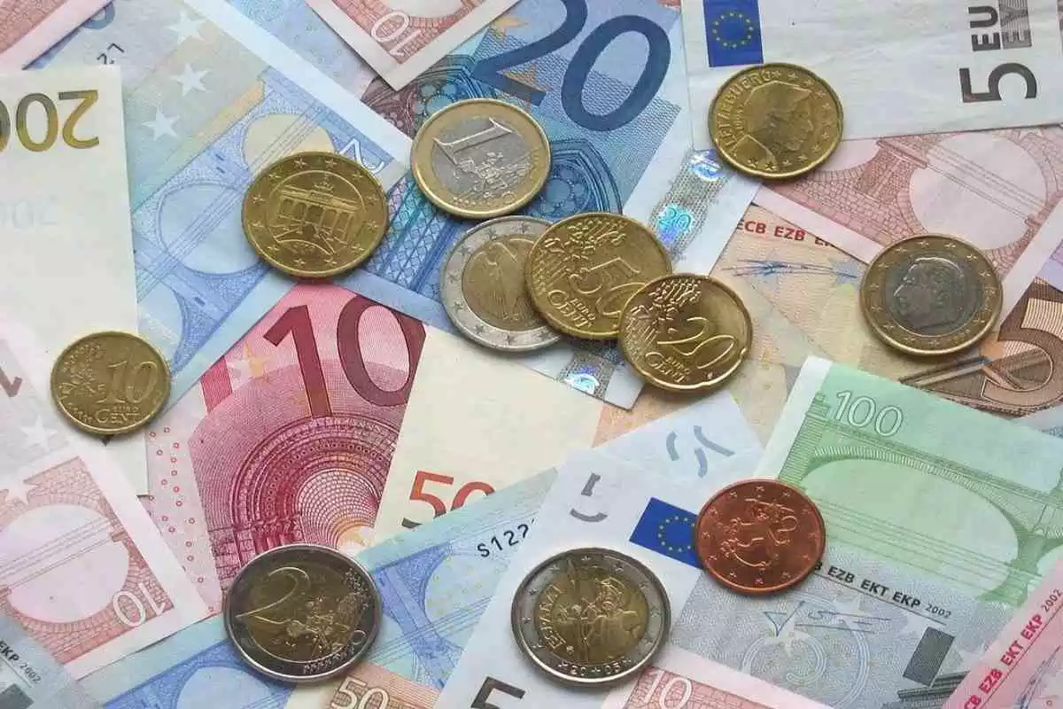 Imatge amb diversos bitllets i monedes d'euro
