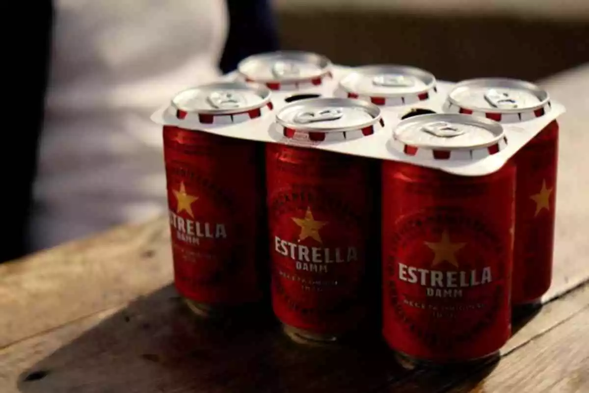 Imatge d'arxiu d'un pack de llaunes de cervesa d'Estrella Damm