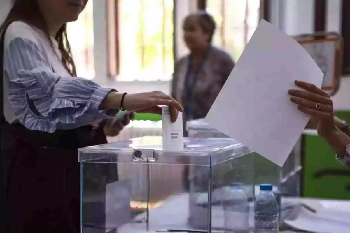 Imatge d'arxiu d'una persona dipositant el seu vot en una urna a les eleccions