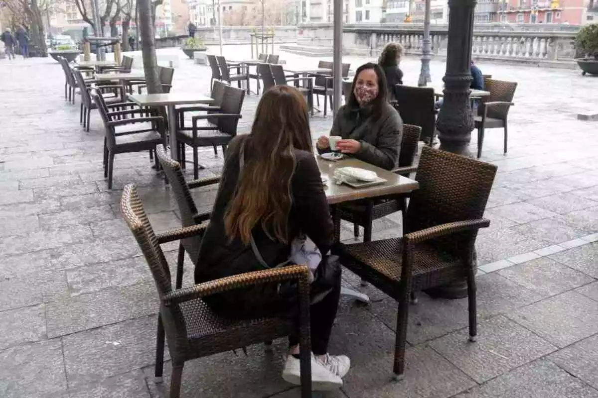 Imatge de dues noies prenent un cafè en un bar de Girona