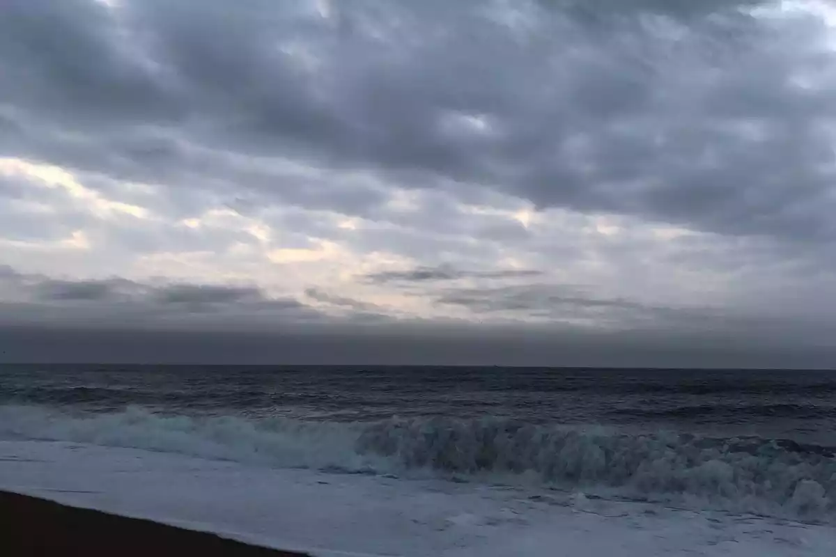 Imatge de la platja de Pineda de Mar sota els núvols i restes de temporal marítim