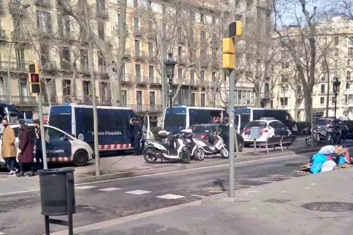 Imatge de l'ampli desplegament dels Mossos d'Esquadra per dur a terme el desnonament a Barcelona