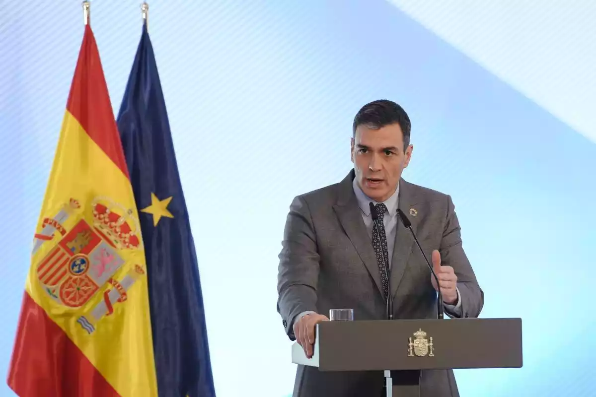 Imatge del president espanyol, Pedro Sánchez, durant una compareixença de premsa, amb les banderes d'Espanya i Europa a la seva dreta