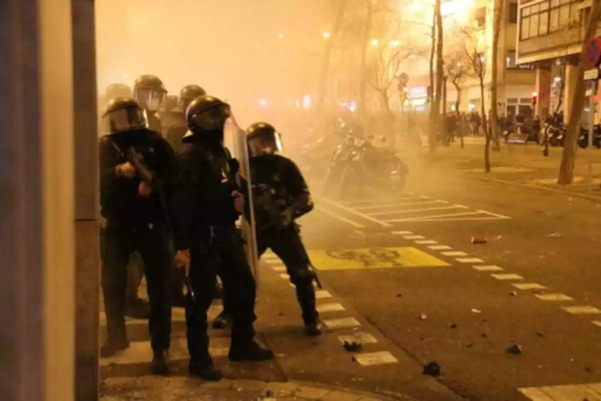 Imatge dels Mossos durant els aldarulls per la manifestació a Barcelona per l'empresonament de Pablo Hasel