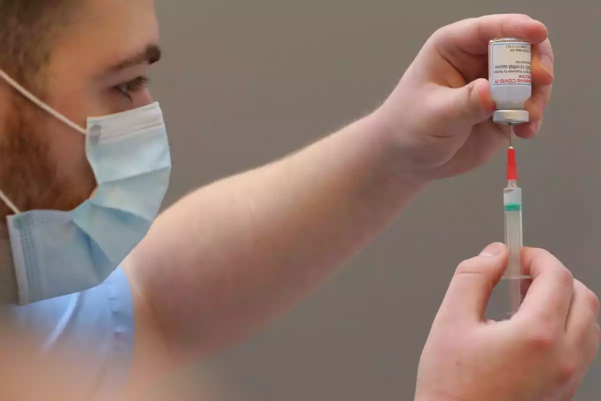 Imatge d'un sanitari mentre prepara una dosi de la vacuna contra la Covid-19