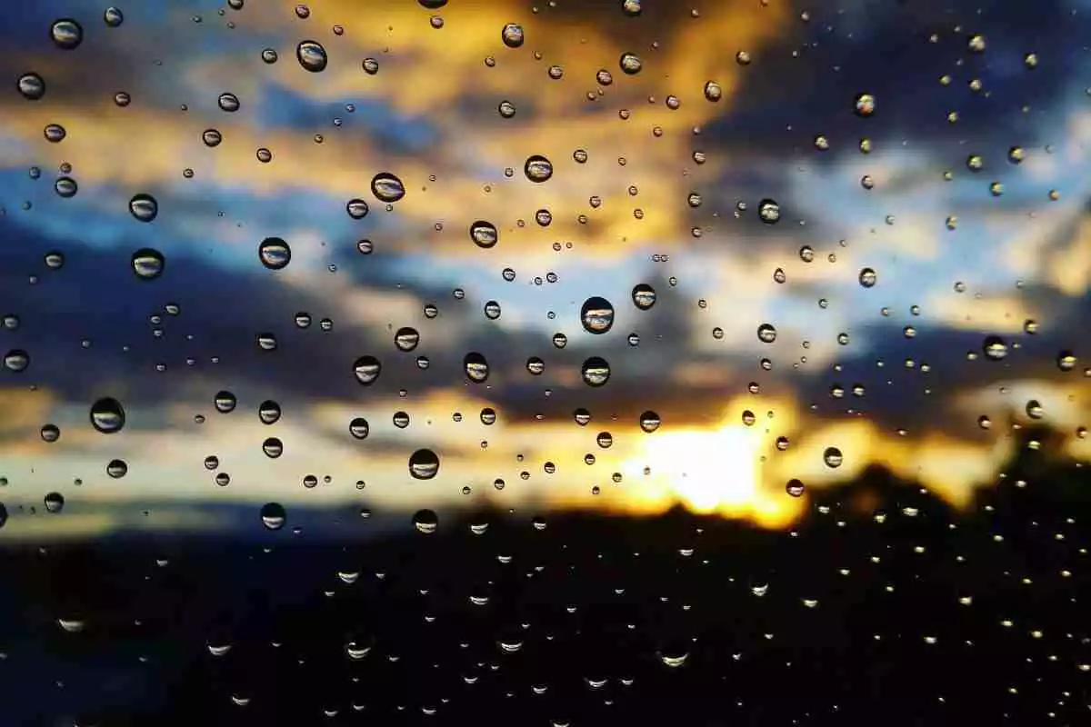 Imatge d'una finestra plena de gotes d'aigua
