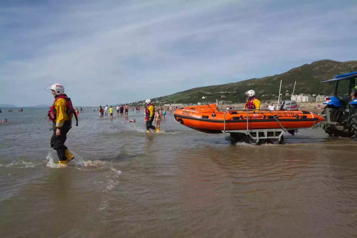 Imatge d’una platja de Barmouth, on els serveis d’emergències es preparen per un rescat. Agost de 2016.