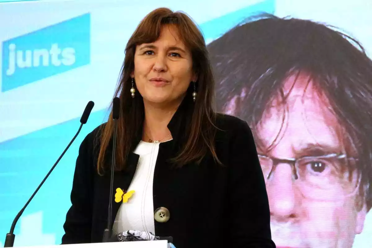 La candidata de JxCat, Laura Borràs, amb el president del partit, Carles Puigdemont, en connexió des de Waterloo