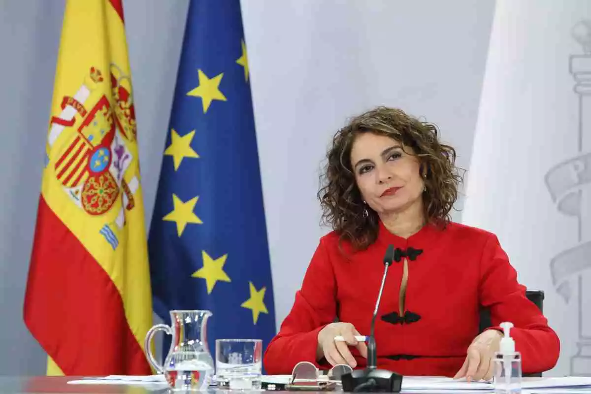 La portaveu del govern espanyol, María Jesús Montero, amb un vestit vermell, durant una roda de premsa