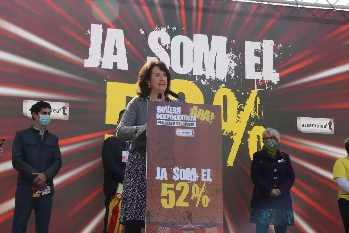 La presidenta de l'ANC, Elisenda Paluzie, durant la seva intervenció a la manifestació de plaça Catalunya, el 28 de febrer del 2021