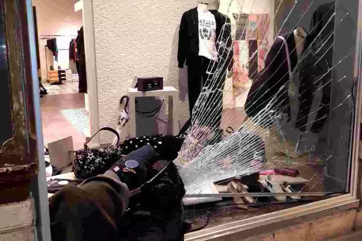 Pla general de la destrossa ocasionada en el robatori en una botiga del centre de Sitges