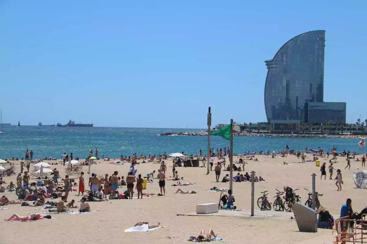 Pla general de la platja de la Barceloneta amb l'hotel Vela al fons el 16 de juliol del 2020