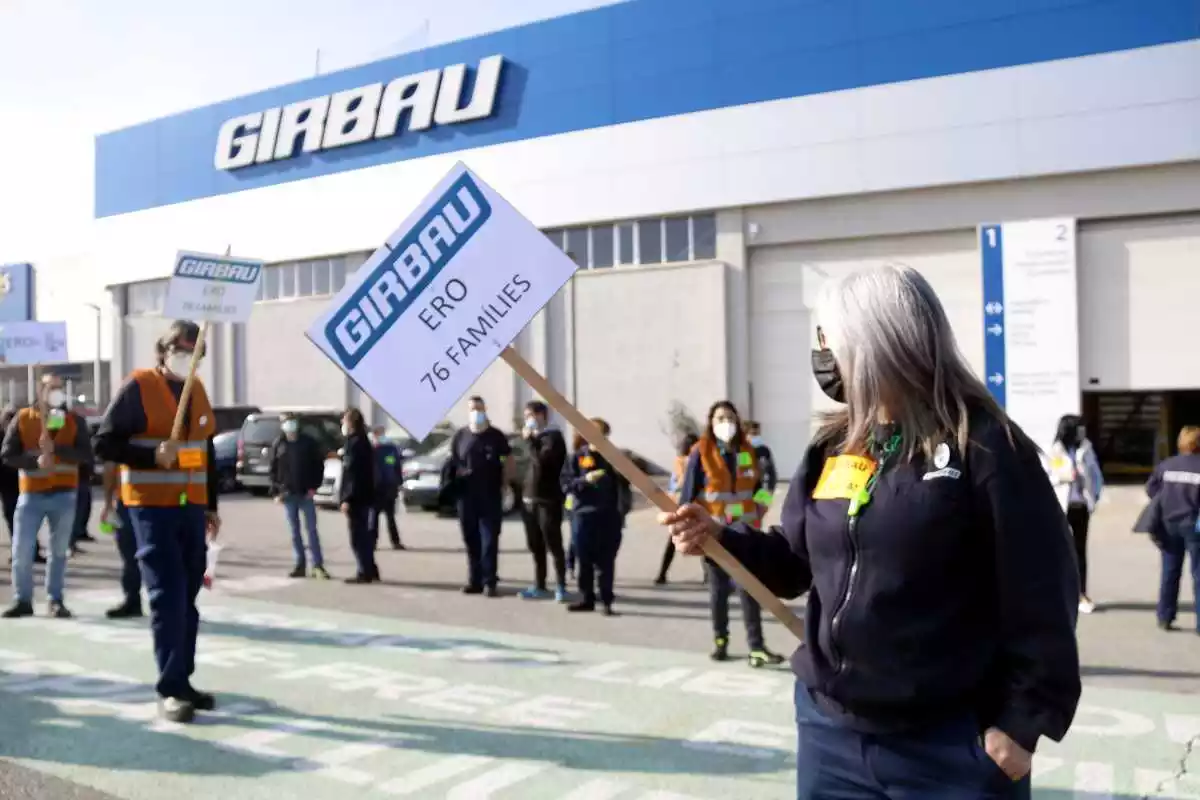 Pla general de treballadors de Girbau protestant davant la planta de Vic contra l'ERO el 29 de gener del 2021