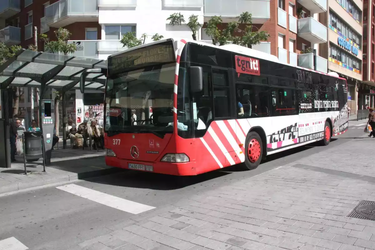 Pla mitjà d'un autobús de l'EMT de Tarragona, aturat a la parada del carrer Colom