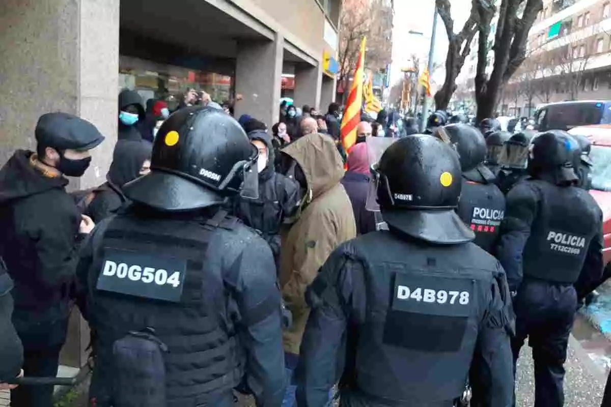 Pla mitjà d'un instant abans de la càrrega dels mossos als manifestants aquest diumenge 7 de febrer de 2021