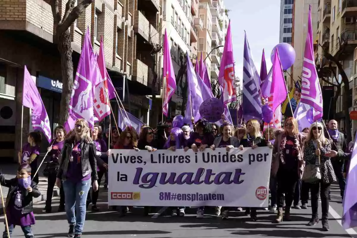 Pla obert de la capçalera de la manifestació convocada per la UGT i CCOO a Tarragona el Dia de la Dona l'any 2020