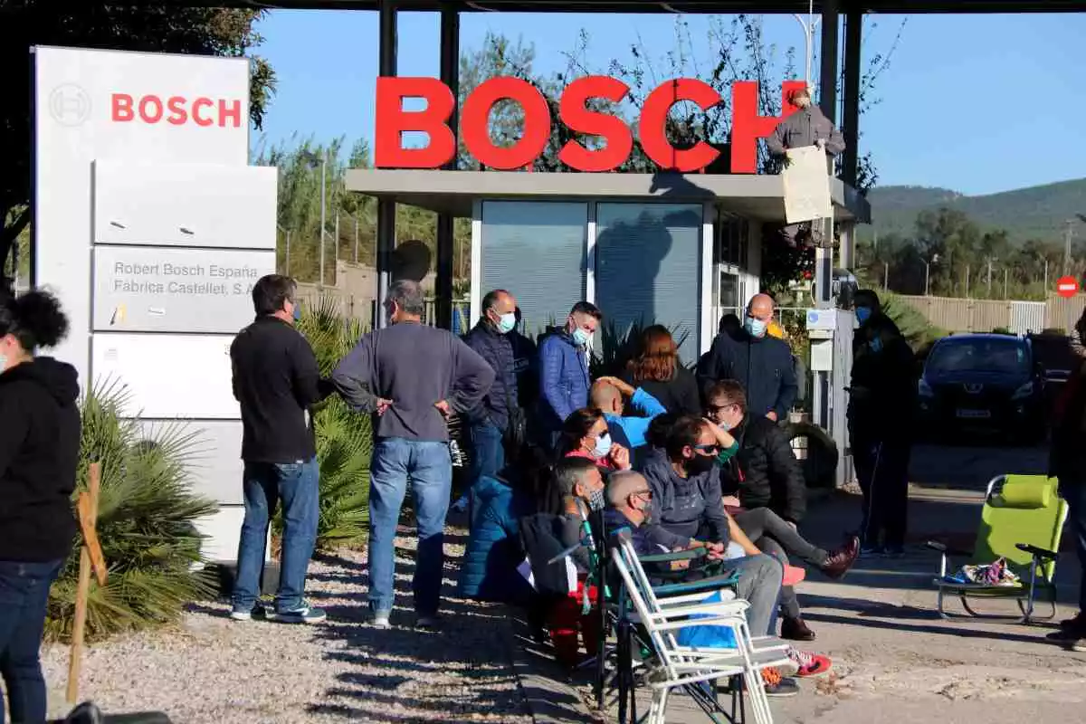 Pla obert de l'entrada a la fàbrica de Robert Bosch a Castellet i la Gornal bloquejada pels treballadors, el 5 d'octubre del 2020