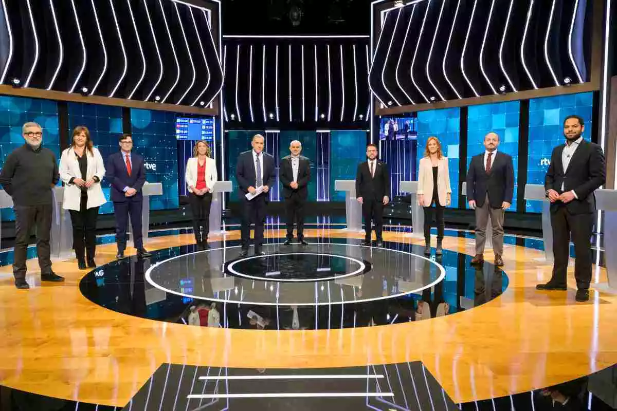 Pla obert dels candidats a les eleccions catalanes del 14-F, juntament amb el presentador del debat de RTVE