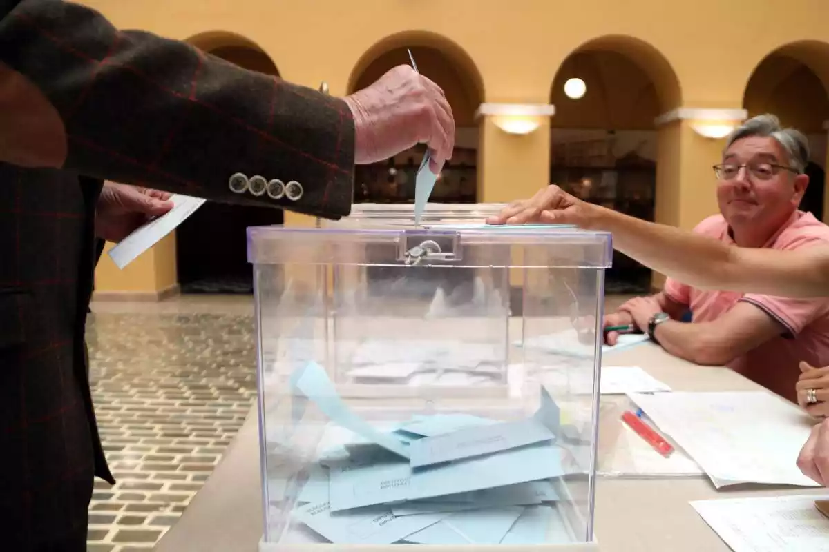 Pla tancat d'una urna en el moment en què ha votat un elector en un dels col·legis electorals de la ciutat de Tarragona