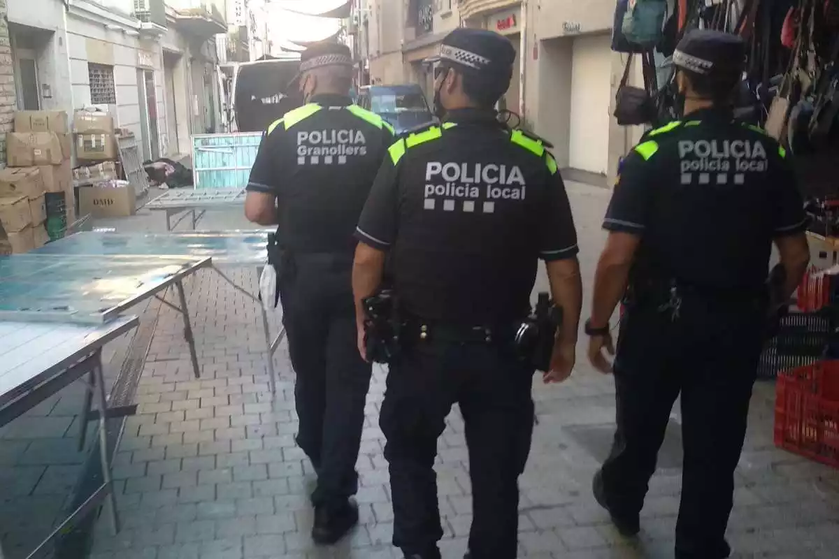 Tres agents de la Policia Local de Granollers patrullen per un carrer del municipi del Vallès Oriental