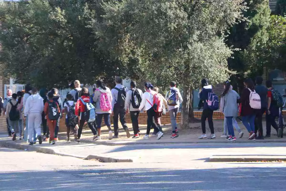Un grup d'escolars sortint de l'escola la Farga de Girona