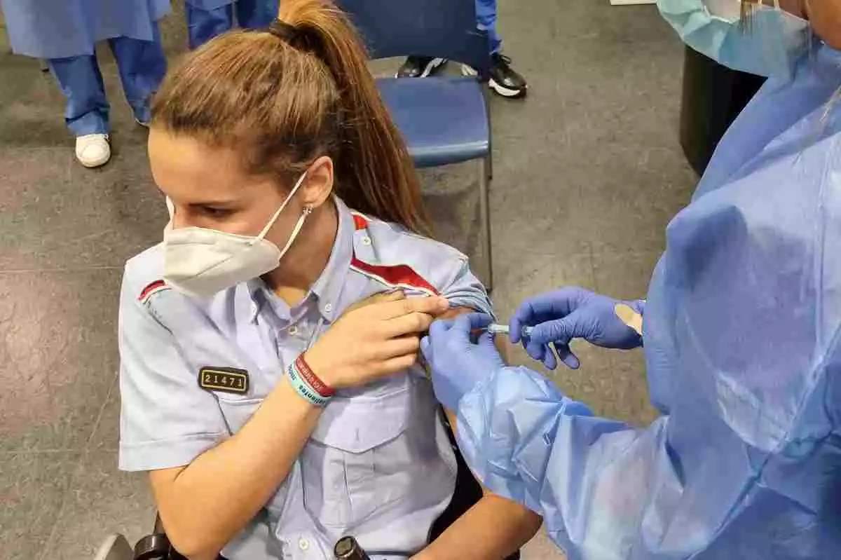 Una agent dels Mossos d'Esquadra rep la vacuna d'AstraZeneca el 10 de febrer del 2021 a Barcelona