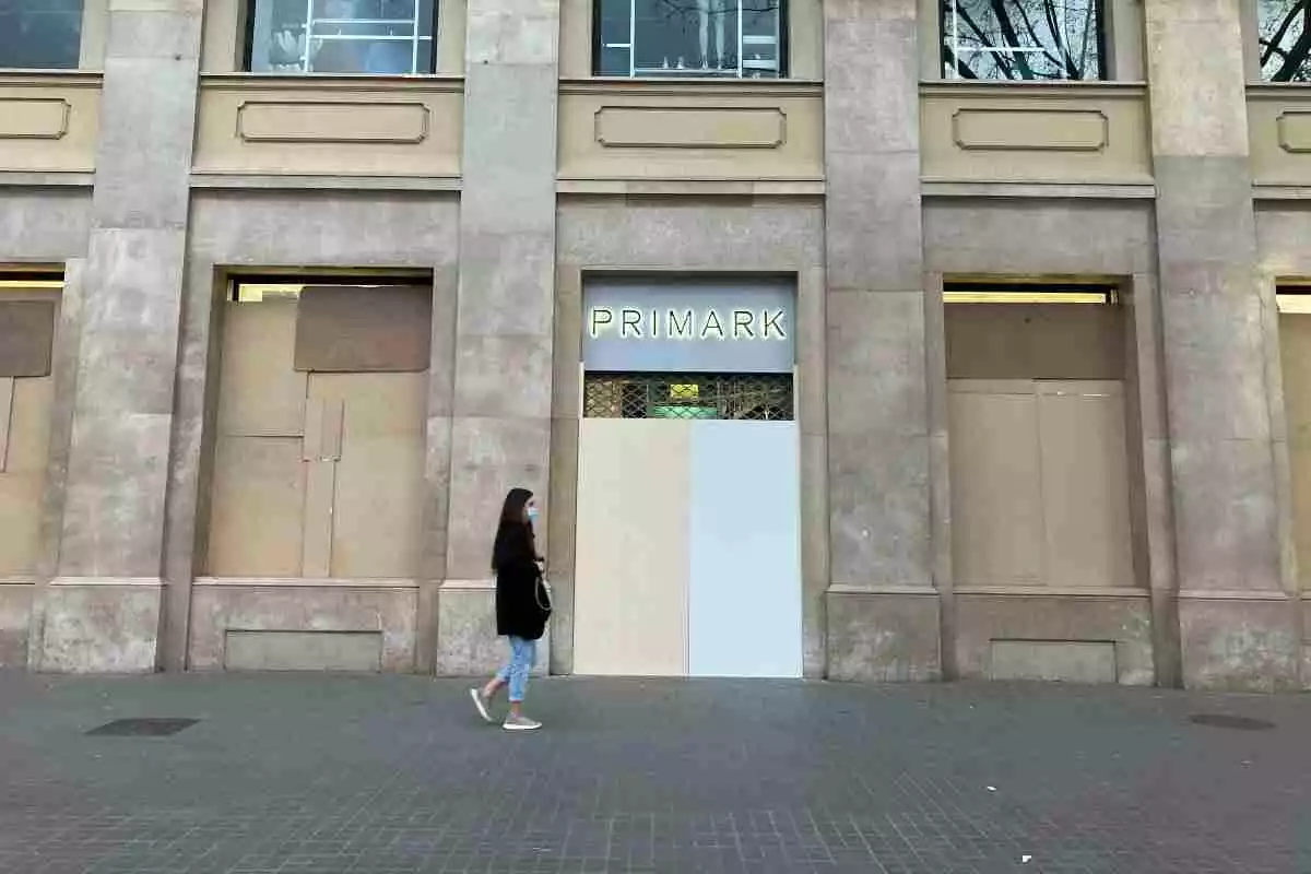 Una botiga de Barcelona tapiada en previsió d'aldarulls.