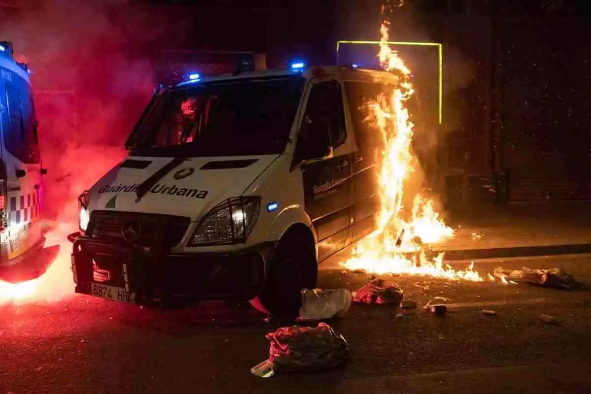 Una furgoneta de la Guàrdia Urbana de Barcelona, en flames