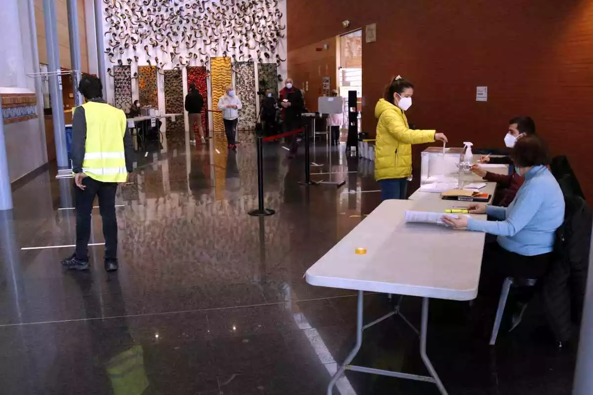 Una jove votant al Teatre de l'Escorxador de Lleida ciutat el 13 de febrer