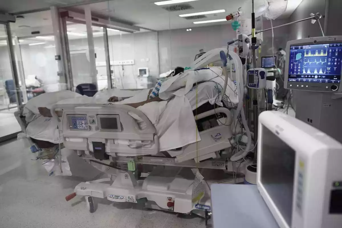 Una persona malalta a l'UCI de l'Hospital Isabel Zendal de Madrid