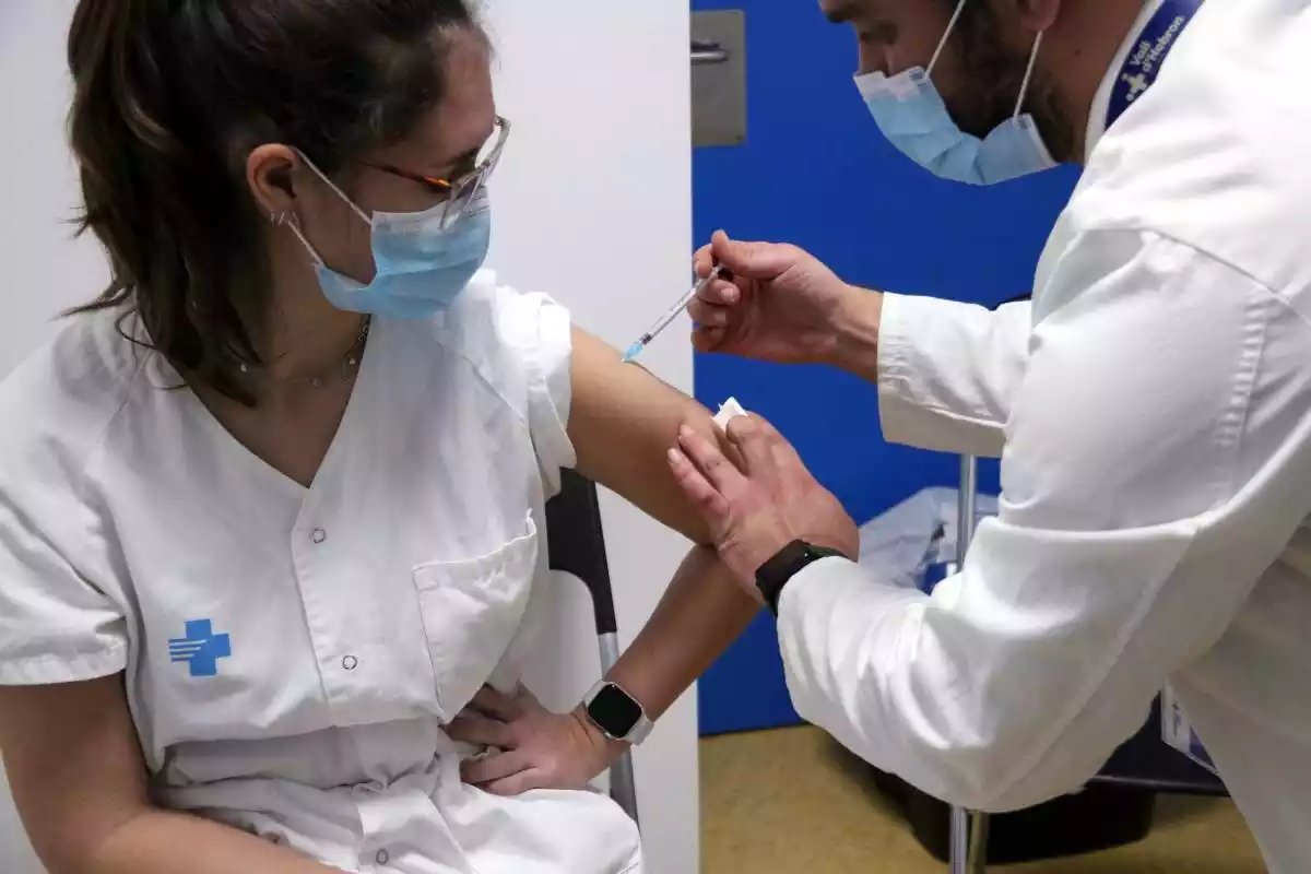 Una sanitària rep la vacuna a l'Hospital de la Vall d'Hebron de Barcelona el dia de Reis