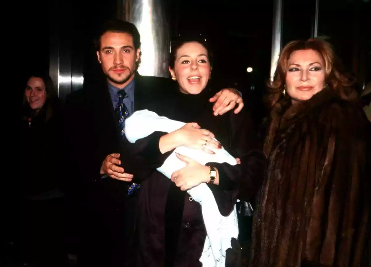 Antonio David Flores, Rocío Carrasco i Rocío Jurado posant amb motiu del naixement de Rocío Flores el 1998