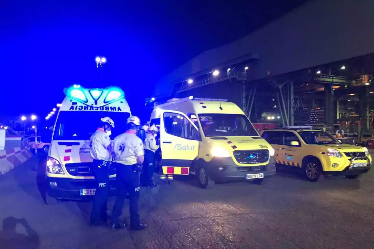 Diverses ambulàncies del Sistema d'Emergències Mèdiques (SEM) al lloc de l'explosió de Castellbisbal