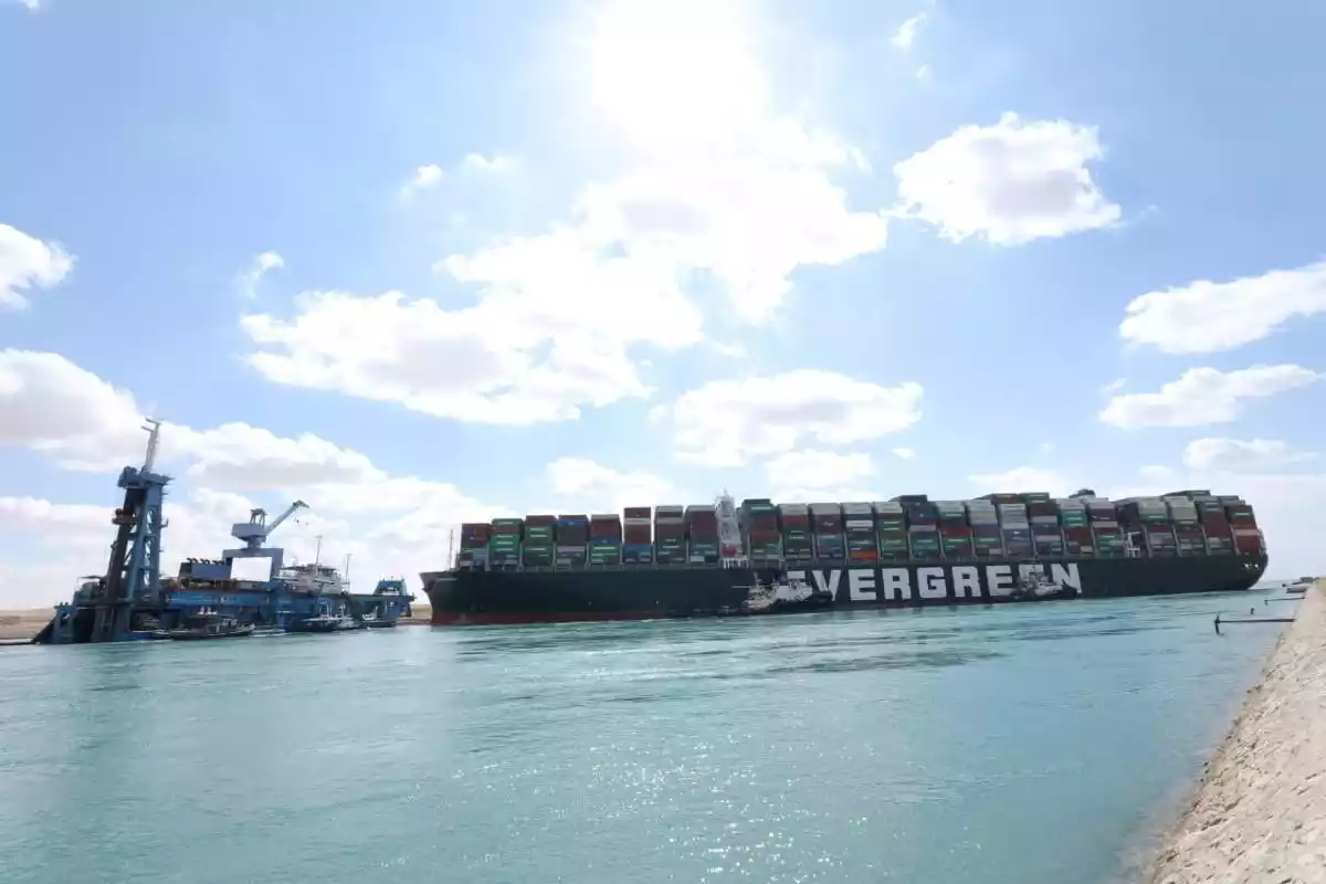 El portacontenidors de l'empresa EverGreen que va quedar encallat al canal de Suez