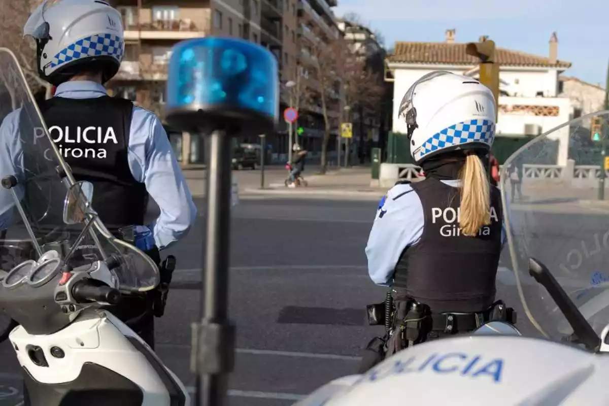 Imatge de dos agents de la Policia Municipal de Girona, amb casc de moto, durant un control